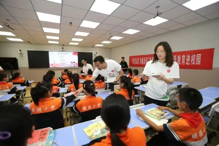 传承雷锋精神 积极开展志愿服务活动——戏剧艺术辅导服务温暖人心